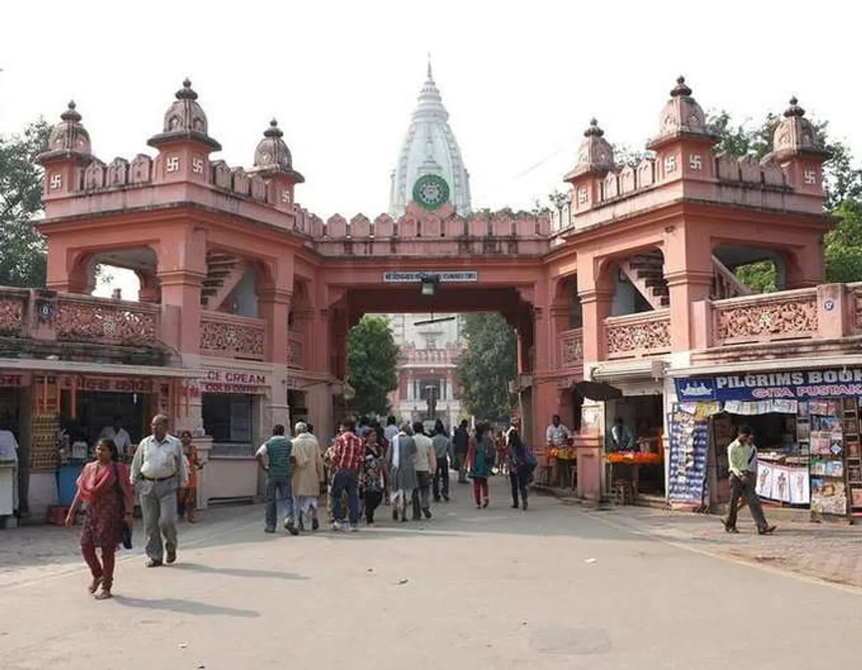 પત્નીના ખોળામાં પતિએ લીધા અંતિમશ્વાસ, કાશી વિશ્વનાથ મંદિર પરિસરમાં બની ઘટના