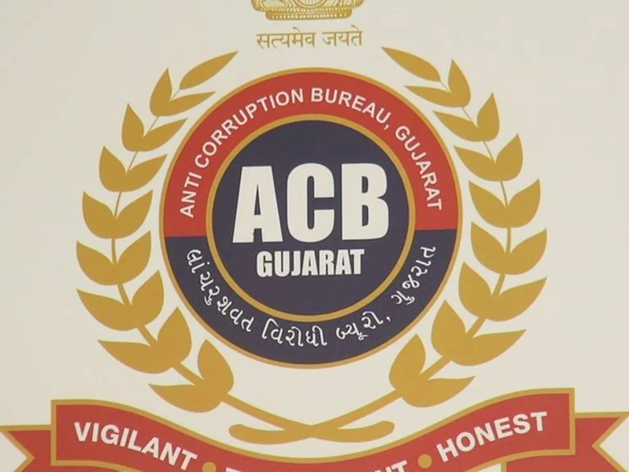 જમીન વિકાસ નિગમના કૌભાંડી અધિકારી એમ.કે. દેસાઈ પોલીસના હાથે ઝડપાય