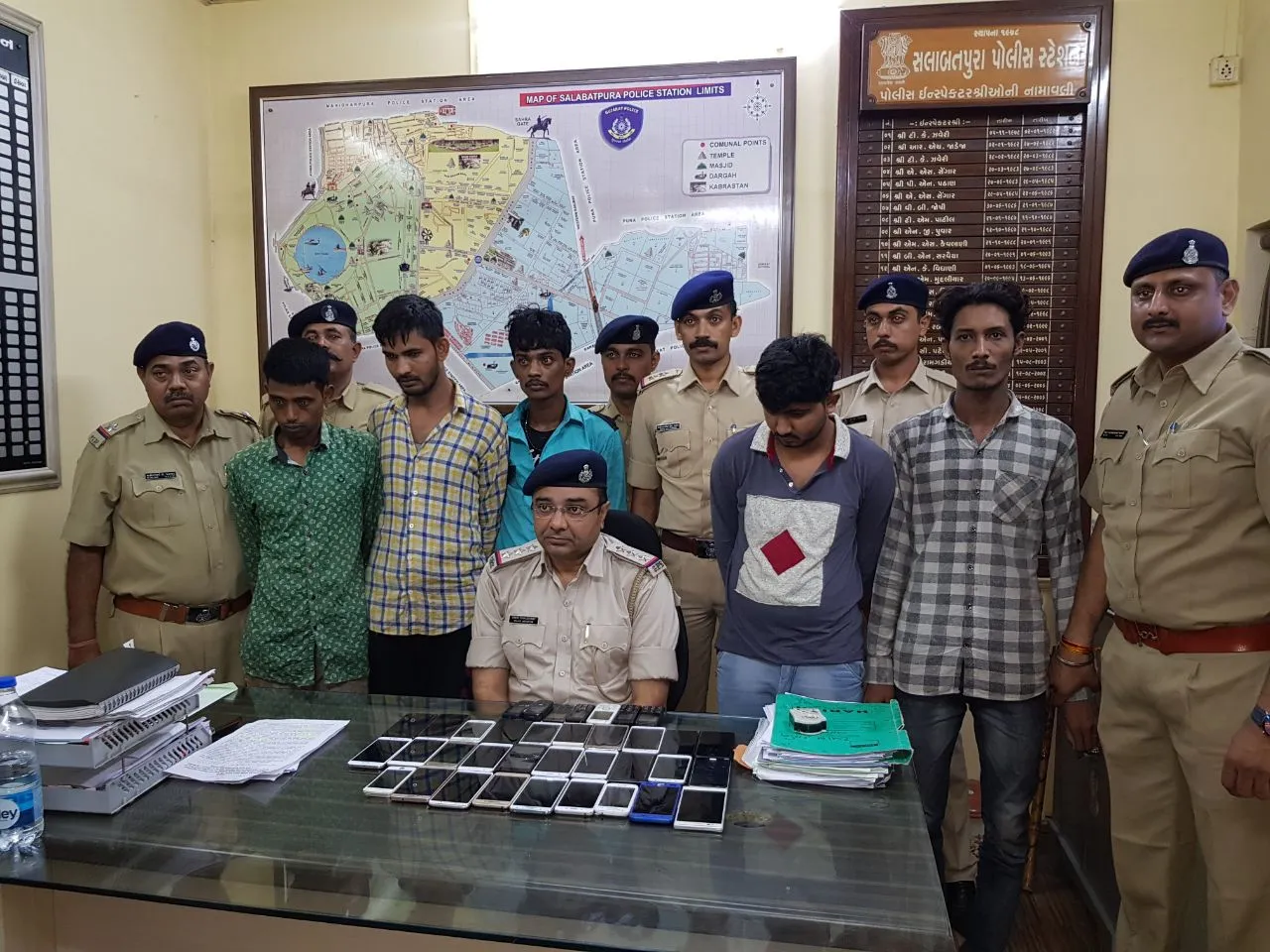 સુરત: રીક્ષામાં મુસાફોના સ્વાંગમાં મોબાઇલ અને રૂપિયા ચોરતી ગેંગ ઝડપાઈ, ૩૭ મોબાઈલ મળ્યા