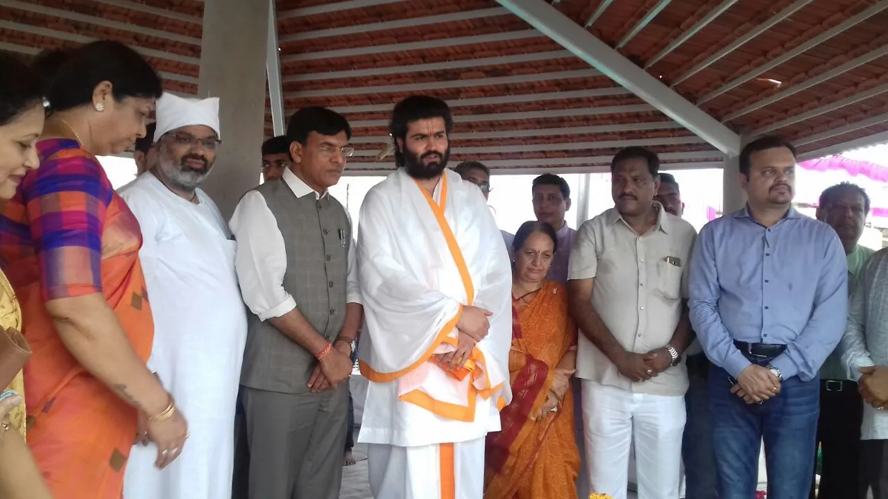 વડોદરામાં આવ્યા મંત્રી મનસુખ માંડવિયા, કહ્યું 'હું મુખ્યંત્રીની રેસમાં નથી'