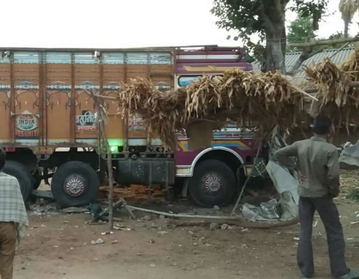 છોટાઉદેપુરઃ ટ્રક ઘરમાં ઘૂસી જતાં નિંન્દ્રાધિન પરિવારનાં ત્રણ સભ્યોનાં મોત