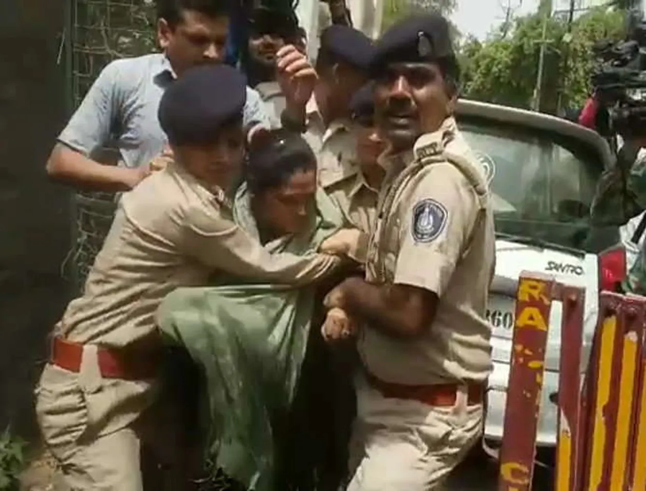 રાજકોટમાં CMના નિવાસસ્થાને મહિલાનો આત્મવિલોપનનો પ્રયાસ, પોલીસે અટકાવી