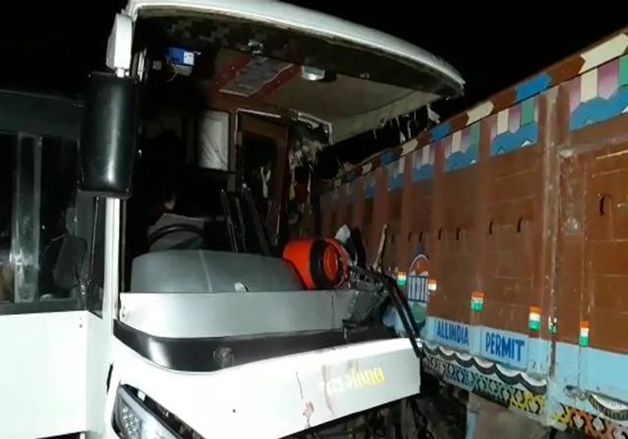 જુનાગઢ N H પર સર્જાયેલા ગમખ્વાર અકસ્માતમાં ૩ નાં મોત : ૨૫ થી વધુને ઈજા