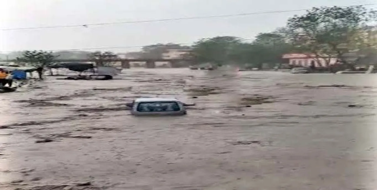 સૌરાષ્ટ્રમાં વીજળીના કડાકા સાથે ધોધમાર વરસાદઃ અમરેલીની નાવલી નદીમાં આવ્યું પૂર