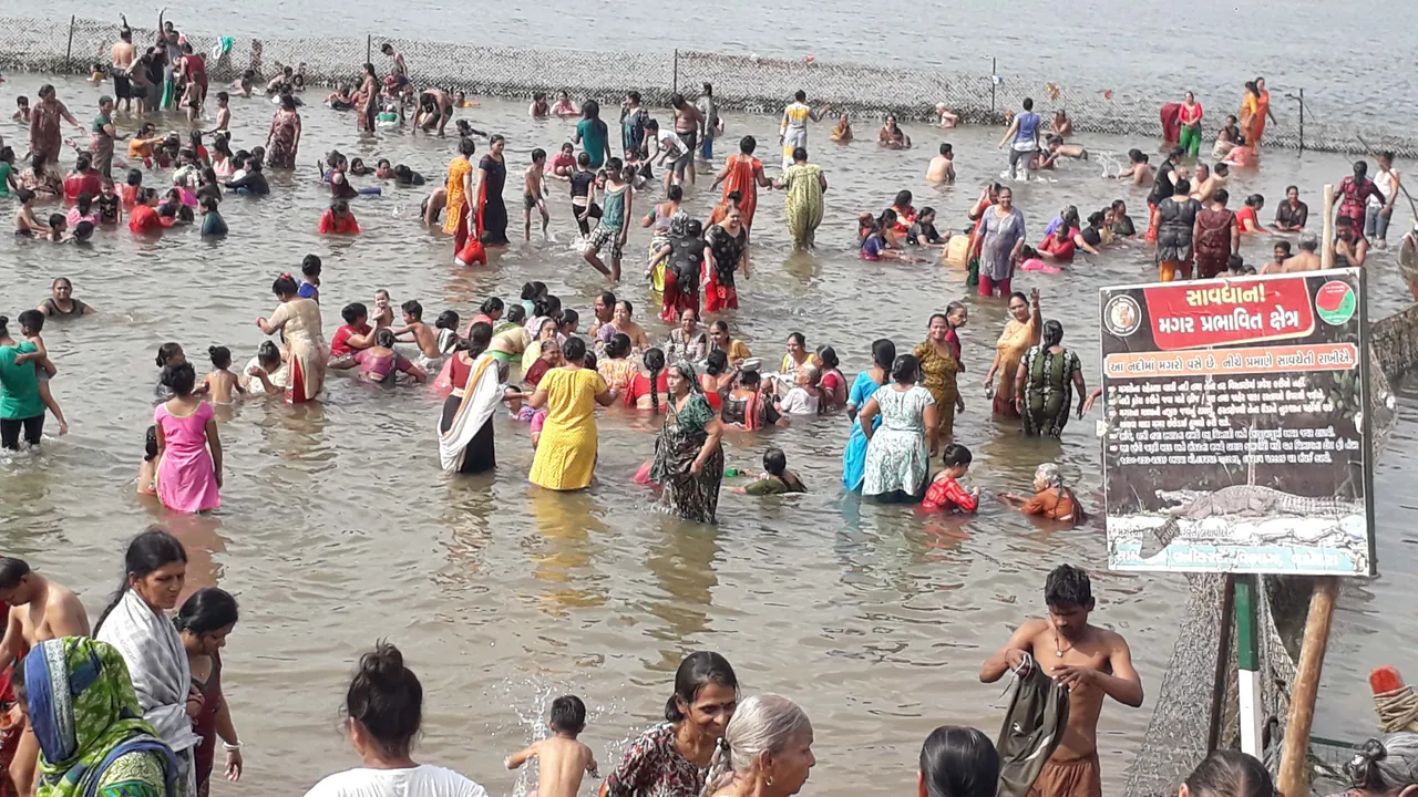 નર્મદા કાંઠે આવેલા ઓઝ(અવધપુરી)માં ચાલતા અર્ધકુંભનું છે અનેરૂં મહાત્મય  