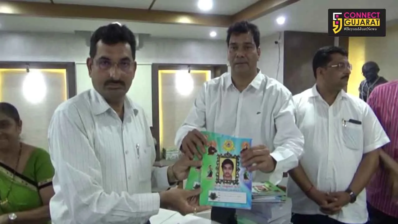 અંકલેશ્વરઃ નિરવ મેમોરીયલ ટ્રસ્ટ બાળકોને નોટબુકનું વિતરણ