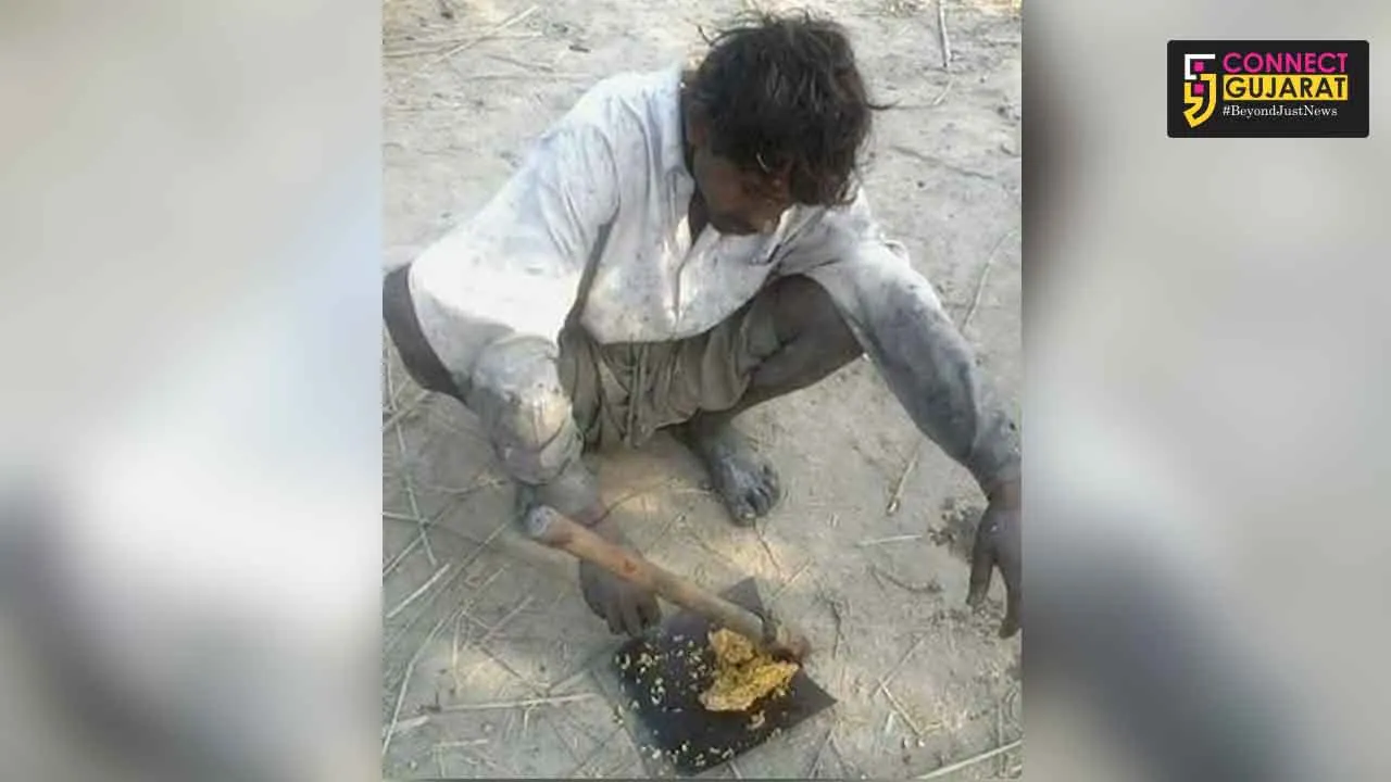 એક શ્રમજીવીનુ થાળીની જગ્યાએ પાવડા પર ભોજન