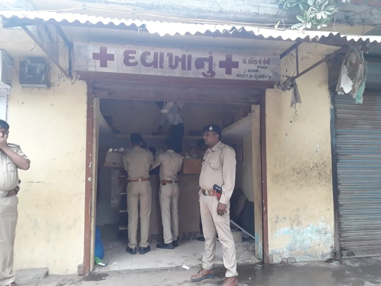 વડોદરાના ડૉક્ટરની કામલીલાનો મામલો, ક્લિનિકમાંથી મળ્યા મહિલાઓનાં વસ્ત્રો