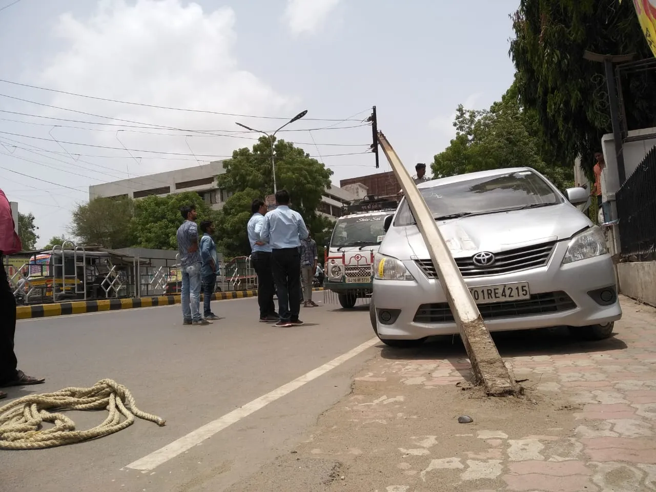 ભરૂચ પાંચબત્તિ વિસ્તારમાં પવનથી વિજપોલ ધરાશાહી થતા દોડધામ