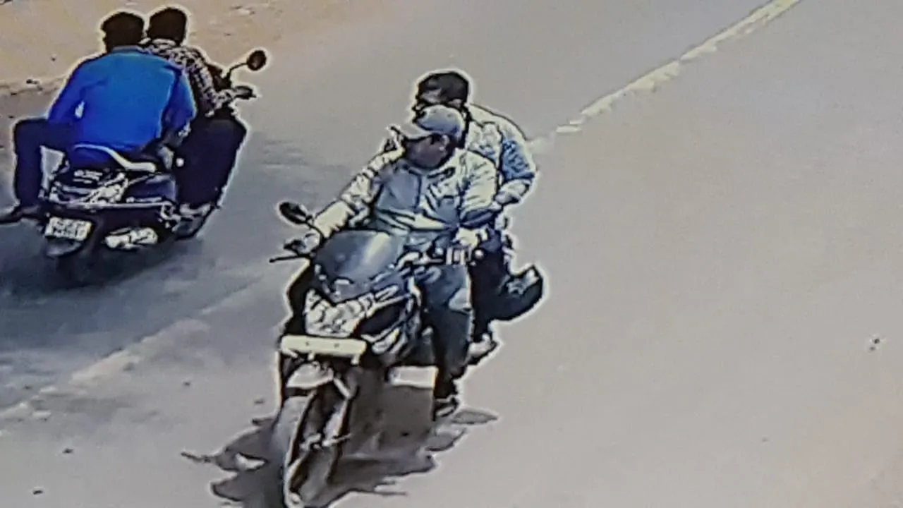 નવસારીઃ પોલીસની ઓળખ આપી ગઠિયાઓએ મહિલાને લૂંટી