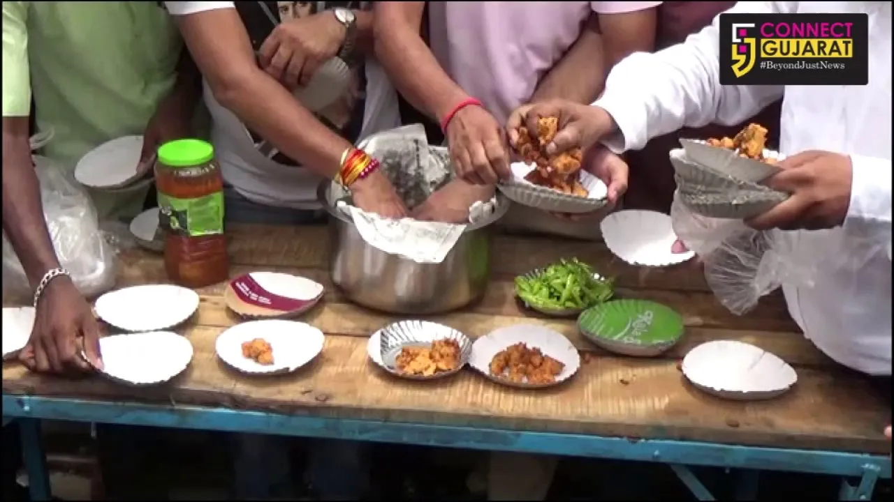 સુરતઃ વેપારીઓ દ્વારા GSTનો અનોખો વિરોધ, કડપાને બદલે વેચ્યા ભજીયા