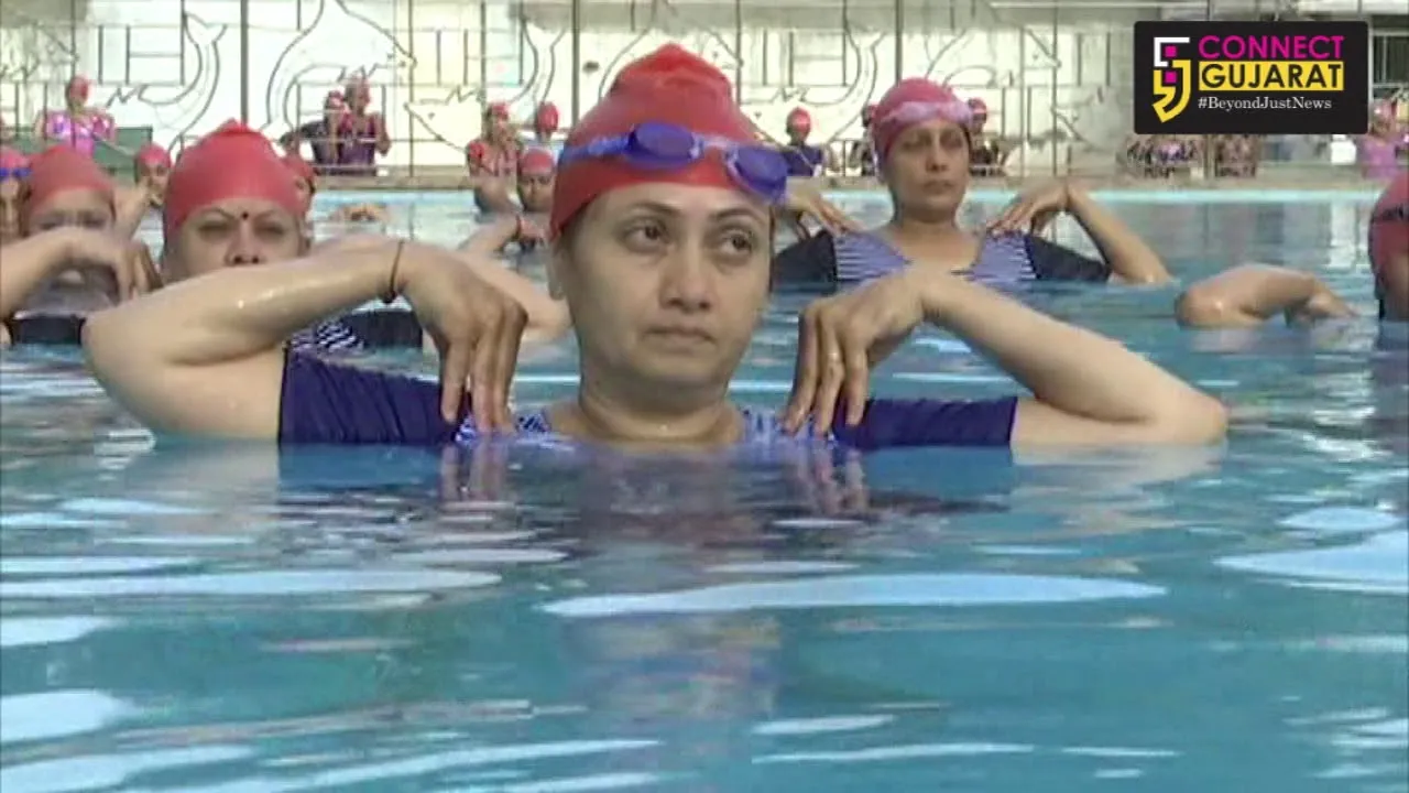 રાજકોટઃ સ્વિમિંગપુલમાં 400થી વધુ મહિલાઓના એકવા યોગા
