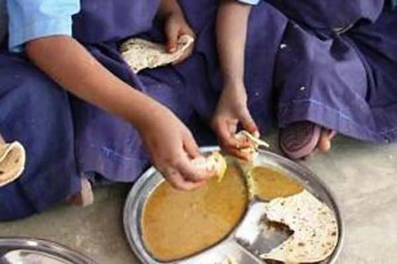 રાજકોટ :  આંગણવાડીના ભૂલકાંઓના ભોજનમાં જીવાતો, શીરાના નામે લોટ અને પાણી