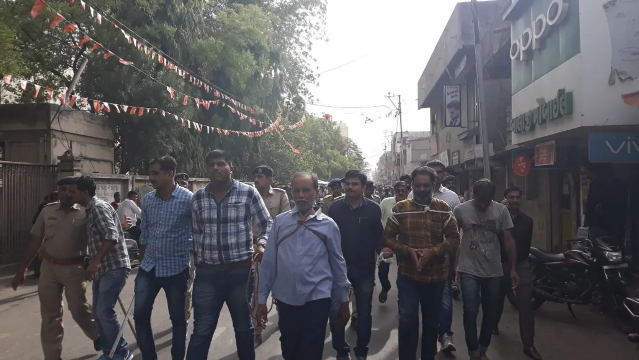 રાજકોટ પોલીસે ગેંગના ૩ માફિયાઓને પકડીને  જેતપુરમાં કાઢયું સરઘસ