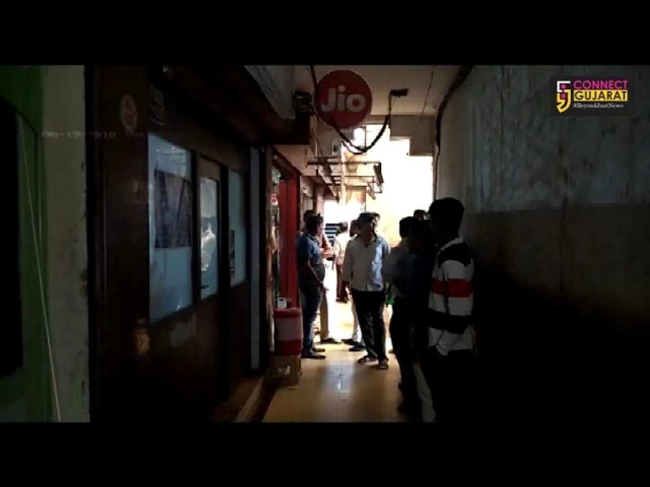 સુરતઃ લૂંટના ઈરાદે બે શખ્સોનું દુકાનદાર ઉપર ફાયરિંગ, પોલીસ ઘટના સ્થળે