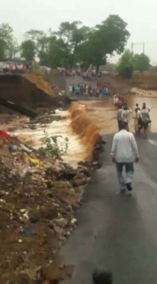 નેત્રંગઃ અમરાવતી નદીમાં બનાવેલું ડાયવર્ઝન તૂટ્યું, પાણીમાંથી પસાર થવા મજબૂર લોકો