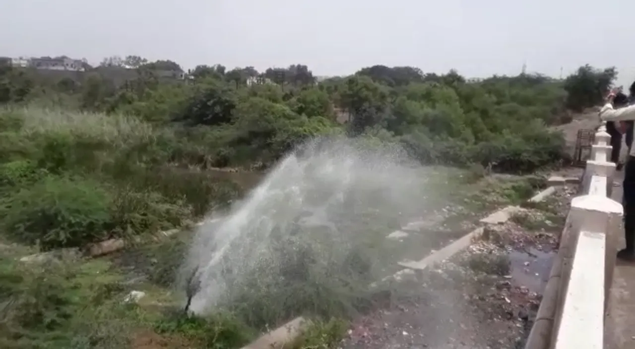 રાજકોટઃ પાણીની લાઈનમાં સર્જાયું ભંગાણ, 20 ફૂટ ઊંચા ફૂવારા ઉડ્યા