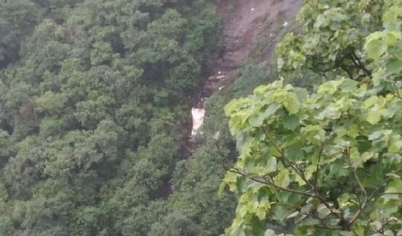 મહારાષ્ટ્રનાં રાયગઢમાં 200 ફુટ ઊંડી ખીણમાં ખાનગી બસ ખાબકી, 30 લોકોનાં મોત