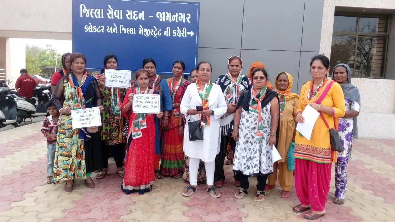 જામનગરઃ  મહિલા કોંગ્રેસે સરકારની મહિલા વિરોધી નીતિનો નોંધાવ્યો વિરોધ