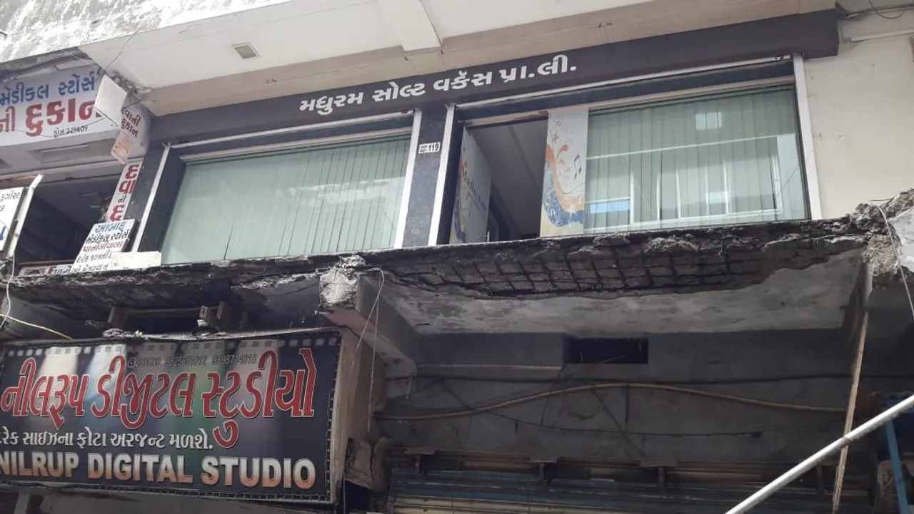 ભરૂચઃ શોપિંગ સેન્ટરનો ગેલેરીનો ભાગ તૂટી પડ્યો, સદનશીબે કોઈ જાનહાની નહીં