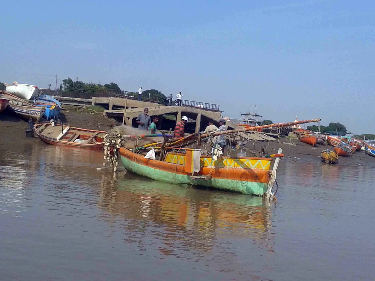 નર્મદા નદીમાં ભરૂચ થી દહેજ સુધી ખૂંટા લગાડી માછીમારી કરવા પર પ્રતિબંધ