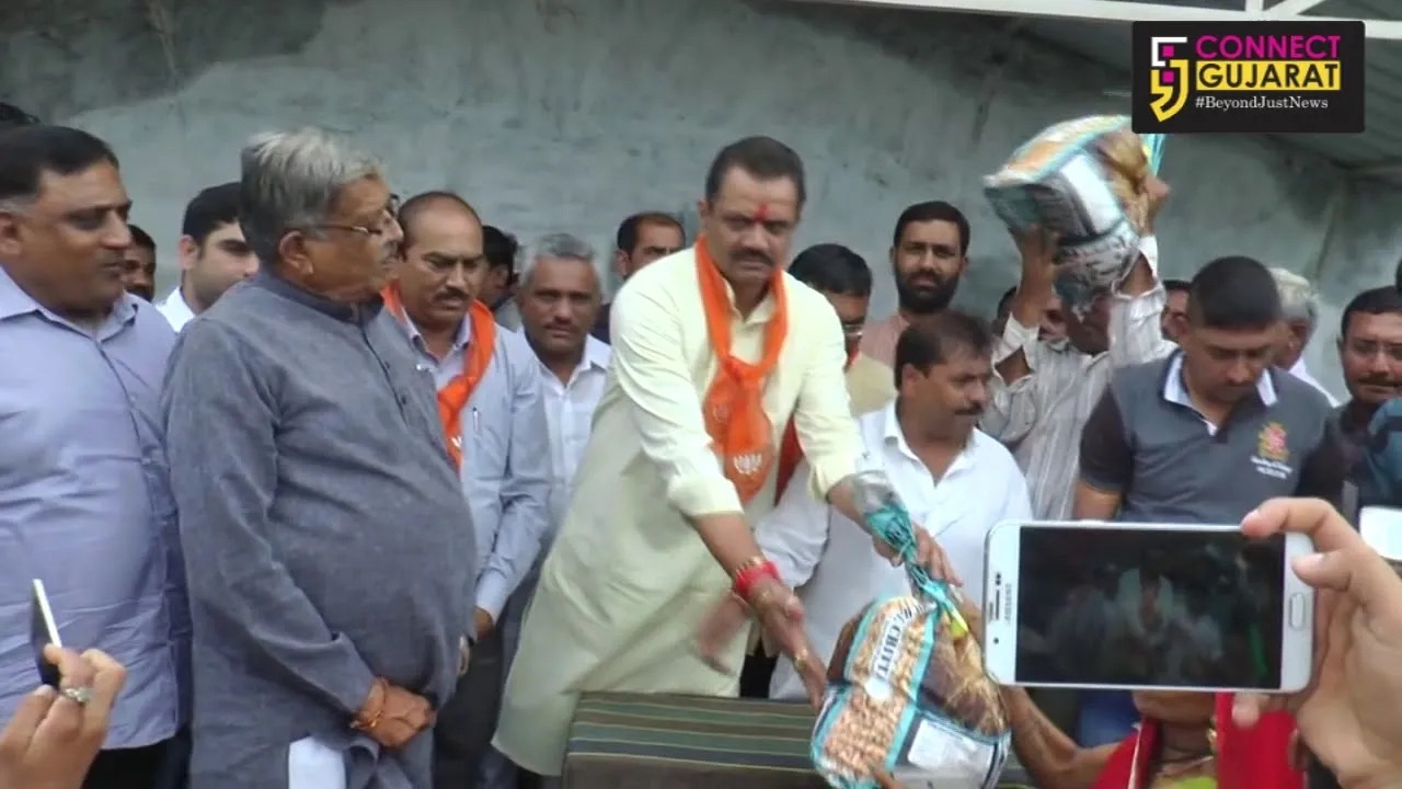 અમરેલીઃ વઢેર ગામ હતું પાણીમાં ગરકાવ, ભાજપ પ્રદેશ અધ્યક્ષ પહોંચ્યા મુલાકાતે