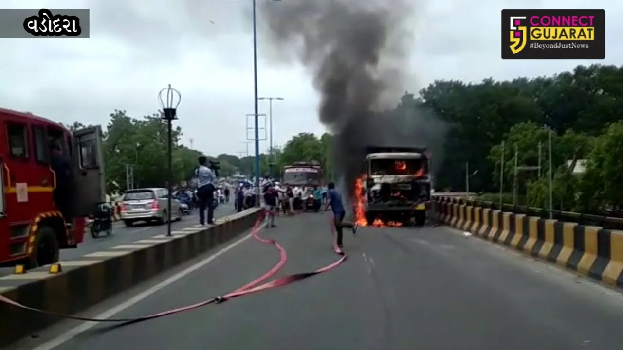 વડોદરાઃ ફતેગંજ બ્રિજ પાસે ટ્રકમાં લાગી આગ, મચી દોડધામ