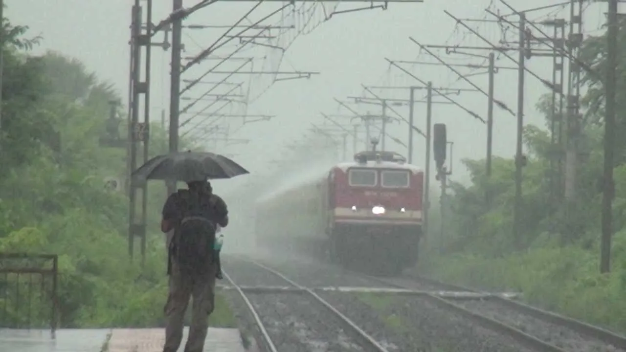 વરસાદને પગલે મુંબઈથી ગુજરાત તરફ આવતી ટ્રેનોનું ટાઈમ ટેબલ ખોરવાયું