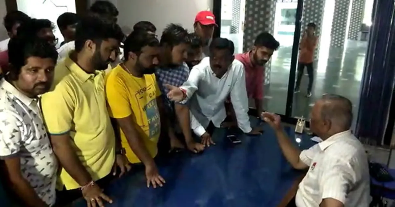 રાજકોટ: NSUIનું ગાંધી સ્કૂલમાં હલ્લાબોલ, FRCનાં પાલનની કરી માંગ