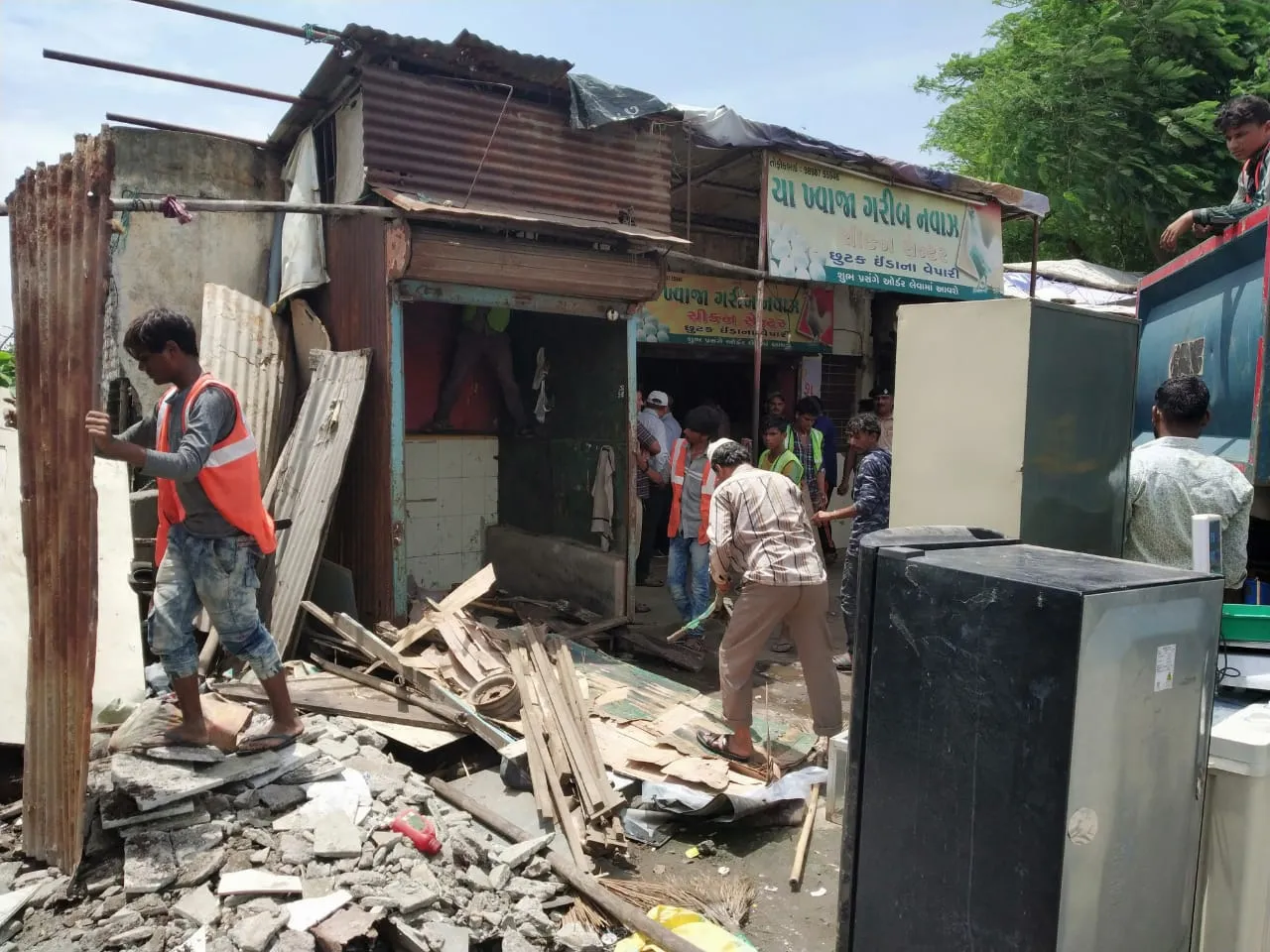 સુરતમાં ટ્રાફિકને અડચણ દુર કરવા ડીમોલેશન કામગીરી પુરજોશમાં...!