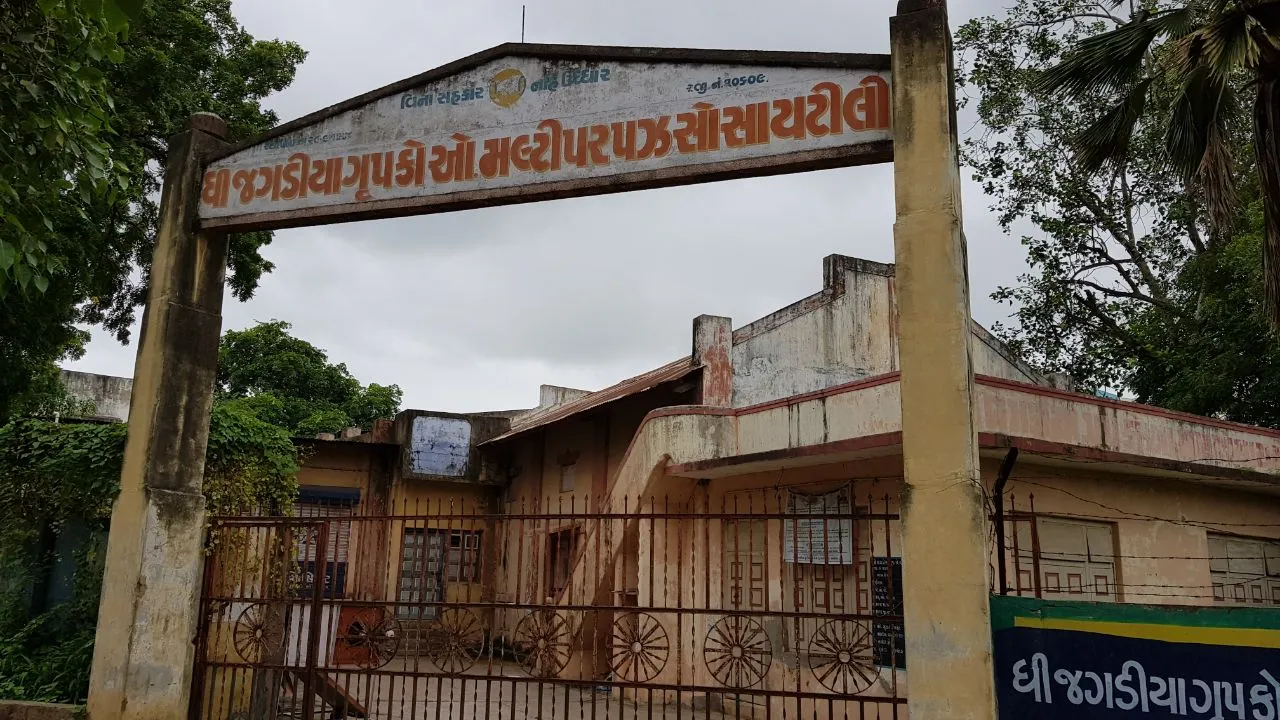 ધી ઝઘડિયા ગૃપ કો.ઓ.મ.સો. લી.ના ભંડારના સેલ્સમેન દ્વારા ૧૩ લખ ઉપરાંતની કરાઇ ઉચાપત!!!