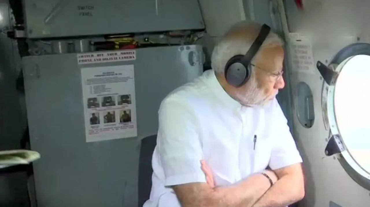 PM મોદીએ કેરળનાં પુરનું કર્યું હવાઈ નિરિક્ષણ, 500 કરોડના રાહત પેકેજની કરી જાહેરાત