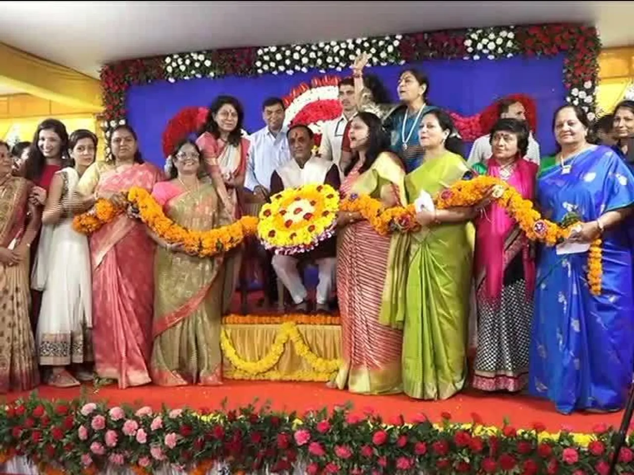 દિવ્યાંગ બાળાઓએ CM રૂપાણીને બાંધ્યું રક્ષાસૂત્ર!