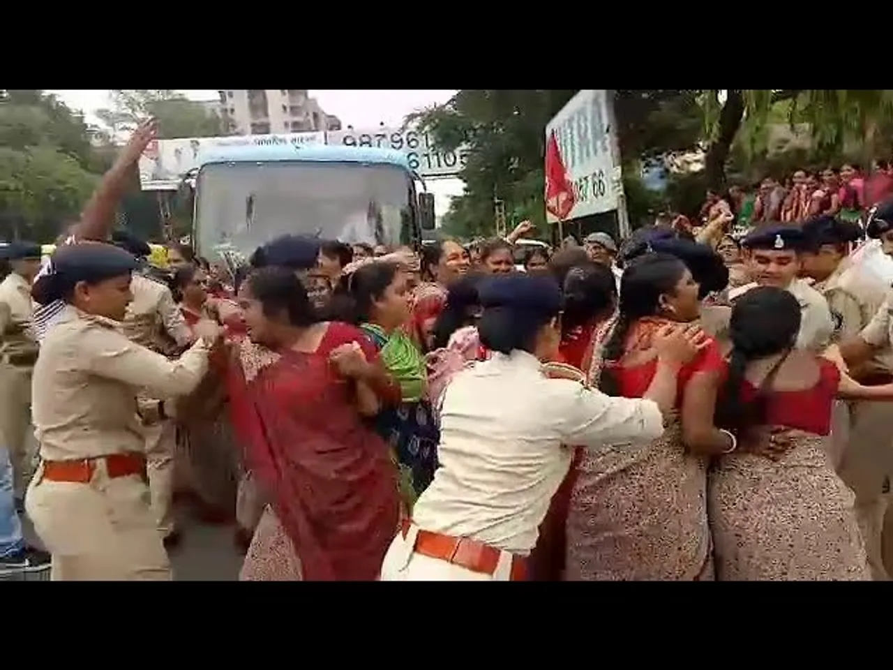 રાજકોટમાં આશા વર્કર અને હેલ્થ વર્કર બહેનોની પોલીસ સાથે થઈ ઝપાઝપી ...જાણો કેમ ?