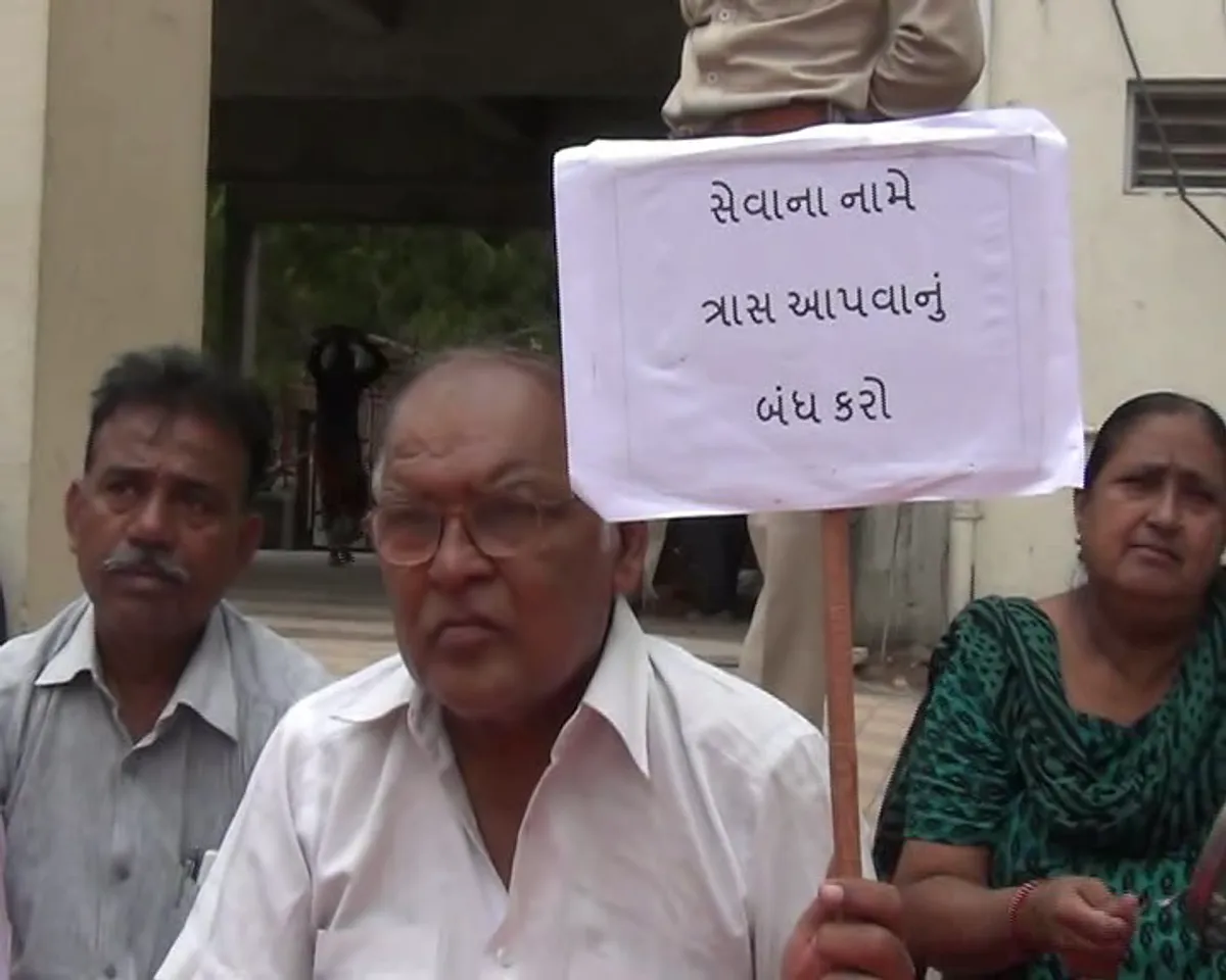 જામનગરઃ સ્કૂલ સામે સ્થાનિક લોકોની ગાંધીગીરી, ટ્રાફિક સમસ્યાથી કંટાળતાં બોલાવી રામધૂન