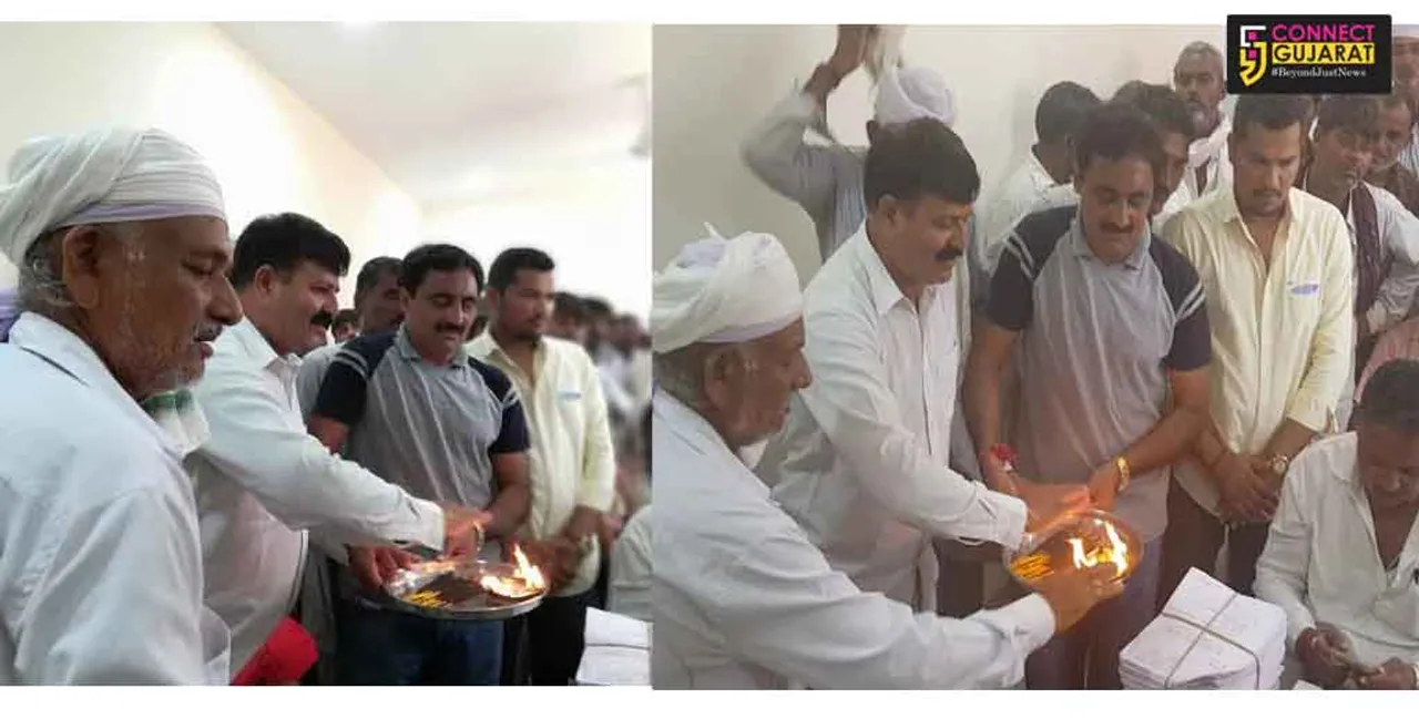 જામનગરઃ ખેડૂતોનો અનોખો વિરોધ, જમીન માપણીની અરજીની ઉતારી આરતી 