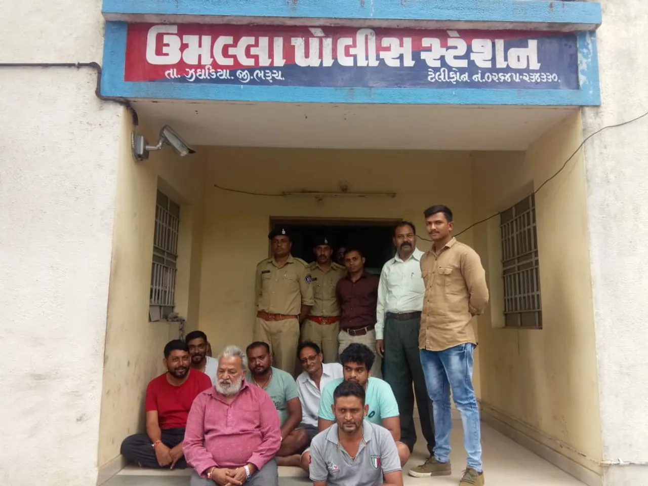 ઉમલ્લાઃ સરકારી પ્રાથમિક શાળાના ઓટલા ઉપર જુગાર રમતા 8 શખ્સો ઝડપાયા