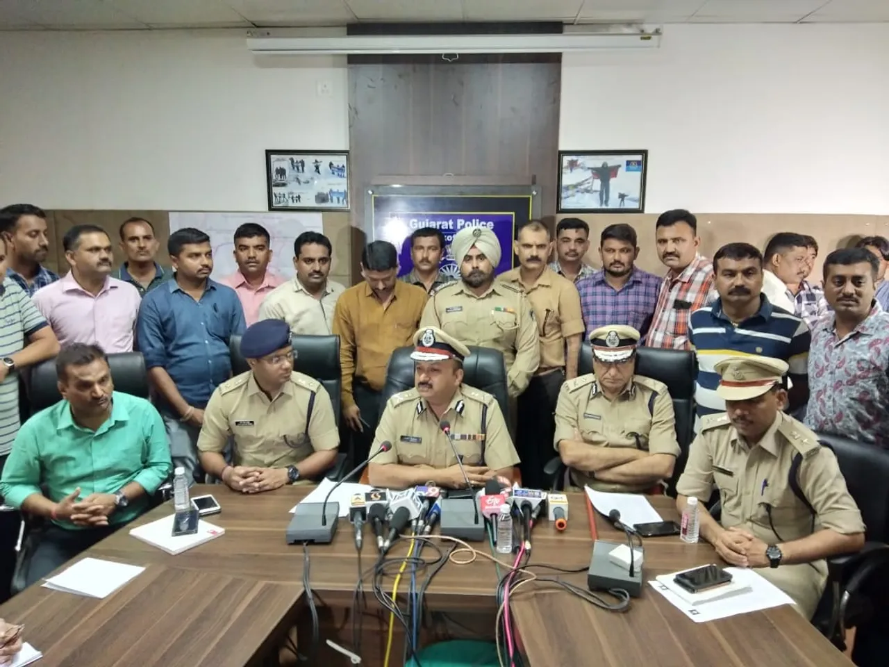 રાજકોટઃ 8 કિલો ઉપરાંતનાં 81 લાખનાં ચરસ સાથે 4 શખ્સો ઝડપાયા