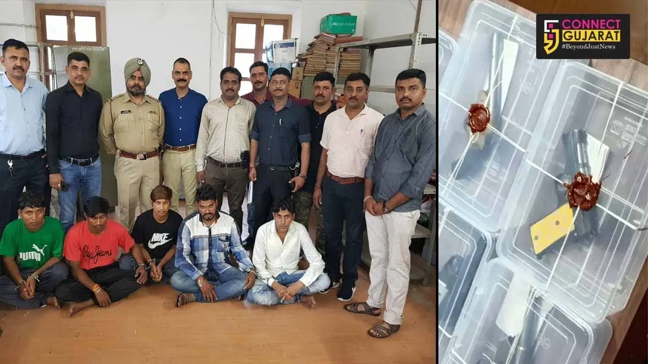 રાજકોટમાંથી ૧૫ હથિયાર, કાટિર્સ સાથે ટોળકી ઝડપાઈ