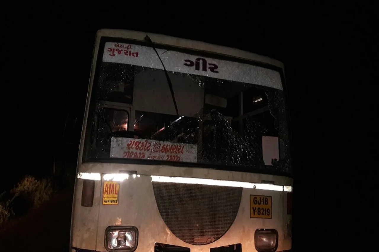 રાજકોટઃ રસ્તામાં એસટી બસ રોકી બાઈક સવારોએ કર્યો પત્થરમારો