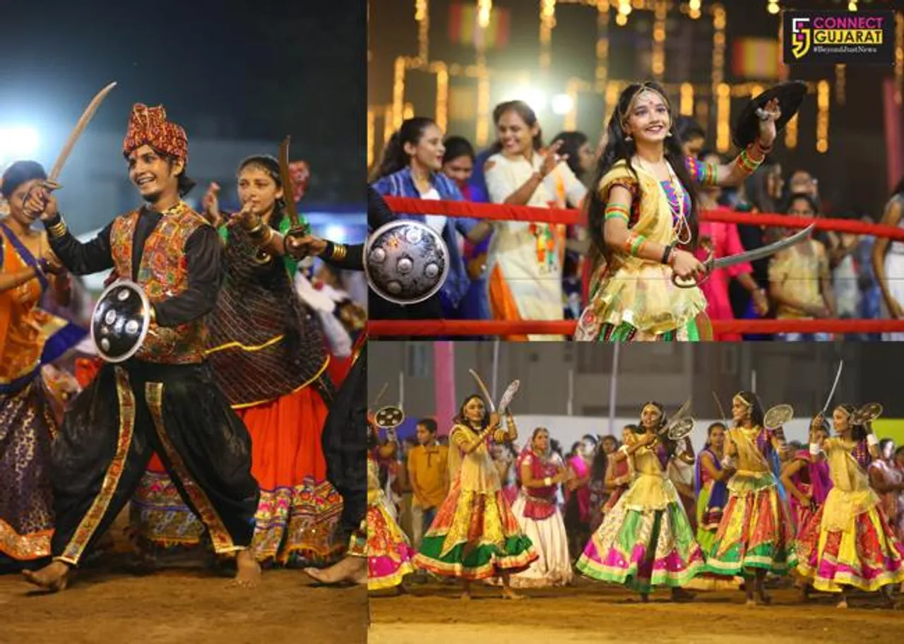 યુવતીઓએ દાંડિયા નહીં તલવાર સાથે રમ્યા ગરબા, જમાવ્યું ભારે આકર્ષણ