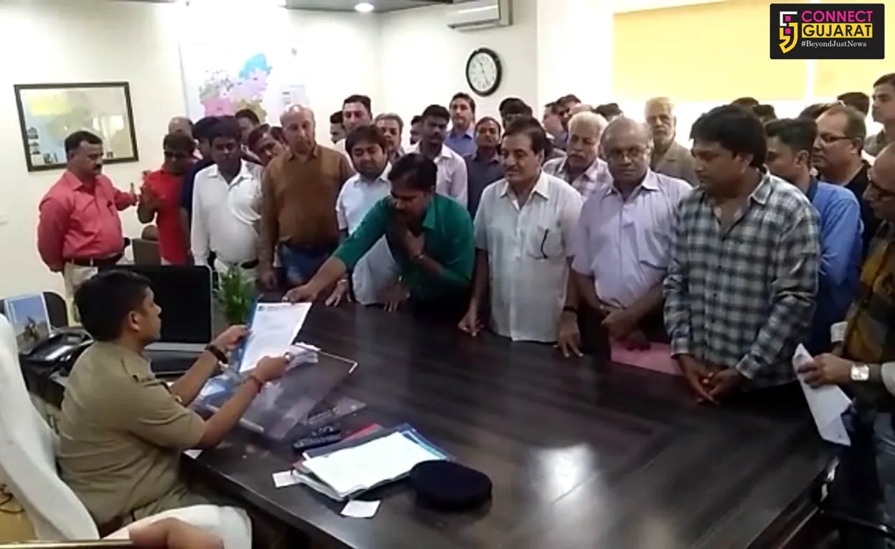 જામનગરઃ પોલીસ કર્મીઓ વેપારી સાથે મારઝૂડ કરતાં ભારે આક્રોષ, યોજાયી રેલી