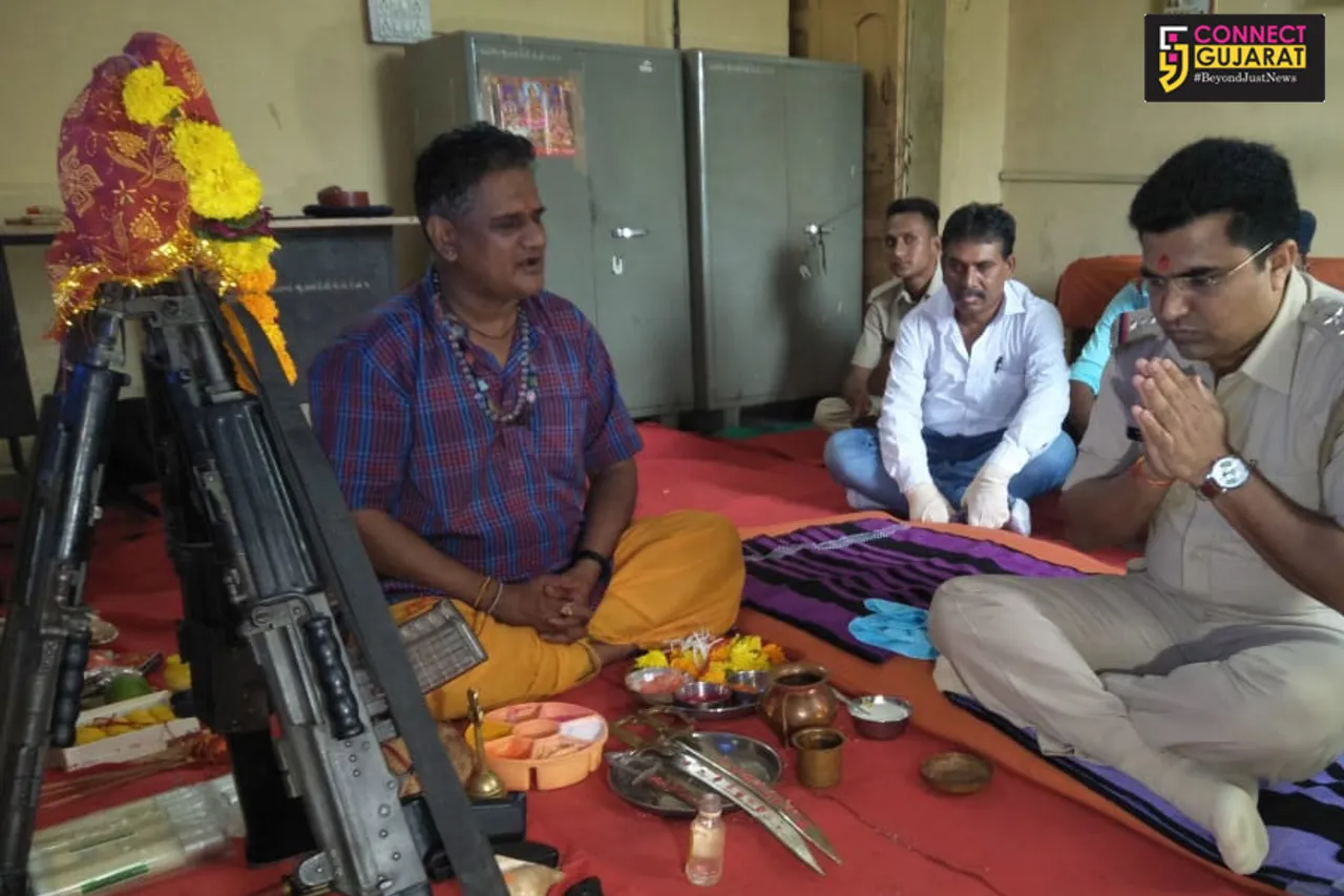 અંકલેશ્વરઃ  GIDC પોલીસ મથકમાં પોલીક દ્વારા કરાયું શસ્ત્ર પૂજન