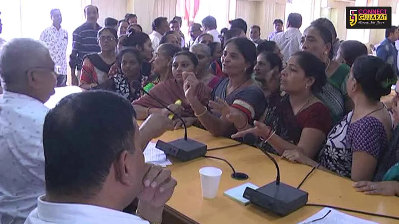 નવસારીઃ પાણી મુદ્દે પાલિકામાં રાજકારણ ગરમાયું, મહિલાઓએ કર્યો હલ્લાબોલ