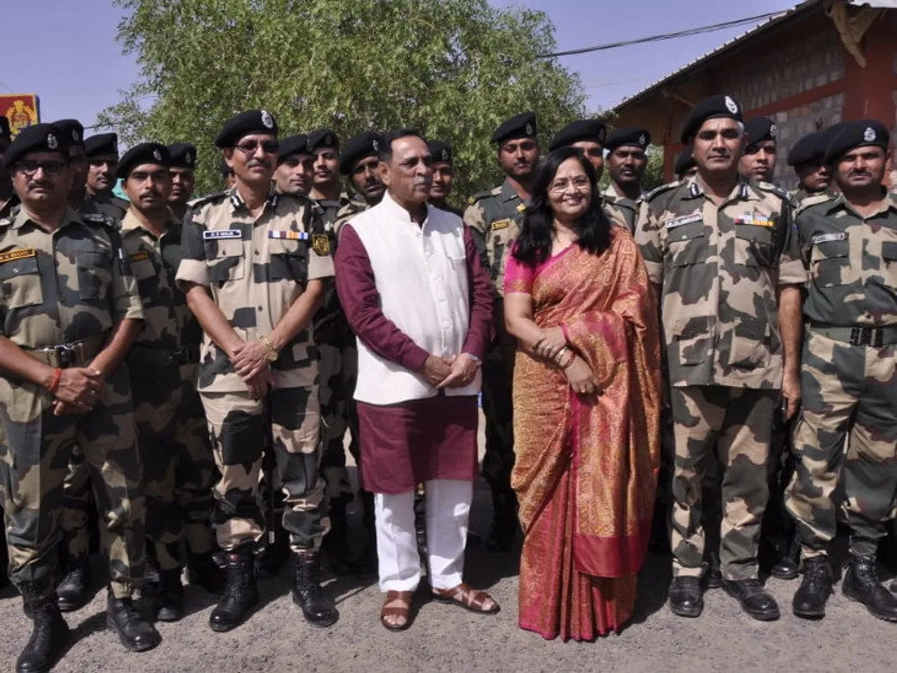 CM વિજય રૂપાણીએ BSFનાં જવાનો સાથે ઉજવી દિવાળી, પાઠવી શુભેચ્છા
