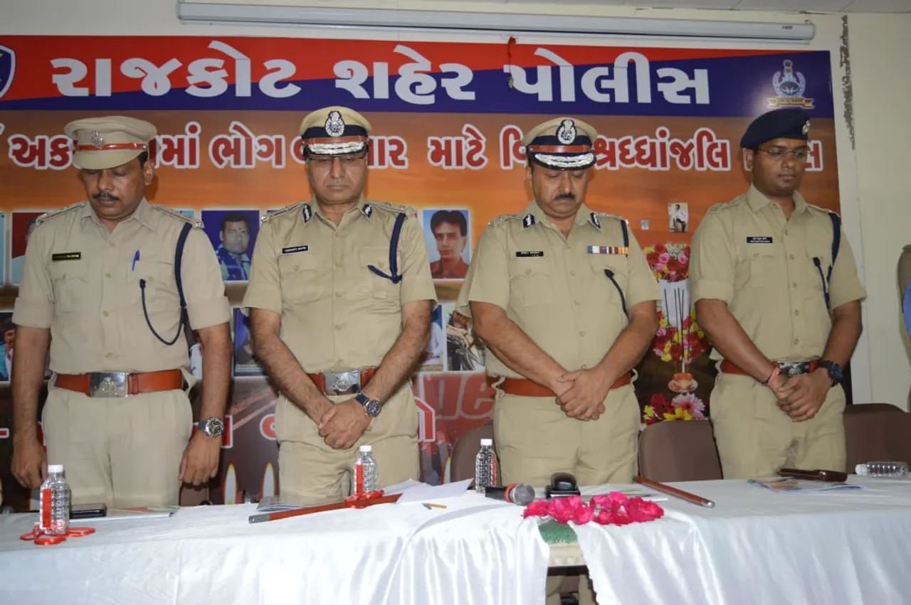રાજકોટ પોલીસે અકસ્માતમાં મૃત્યુ પામનાર લોકોને પાઠવી શ્રદ્ધાંજલિ