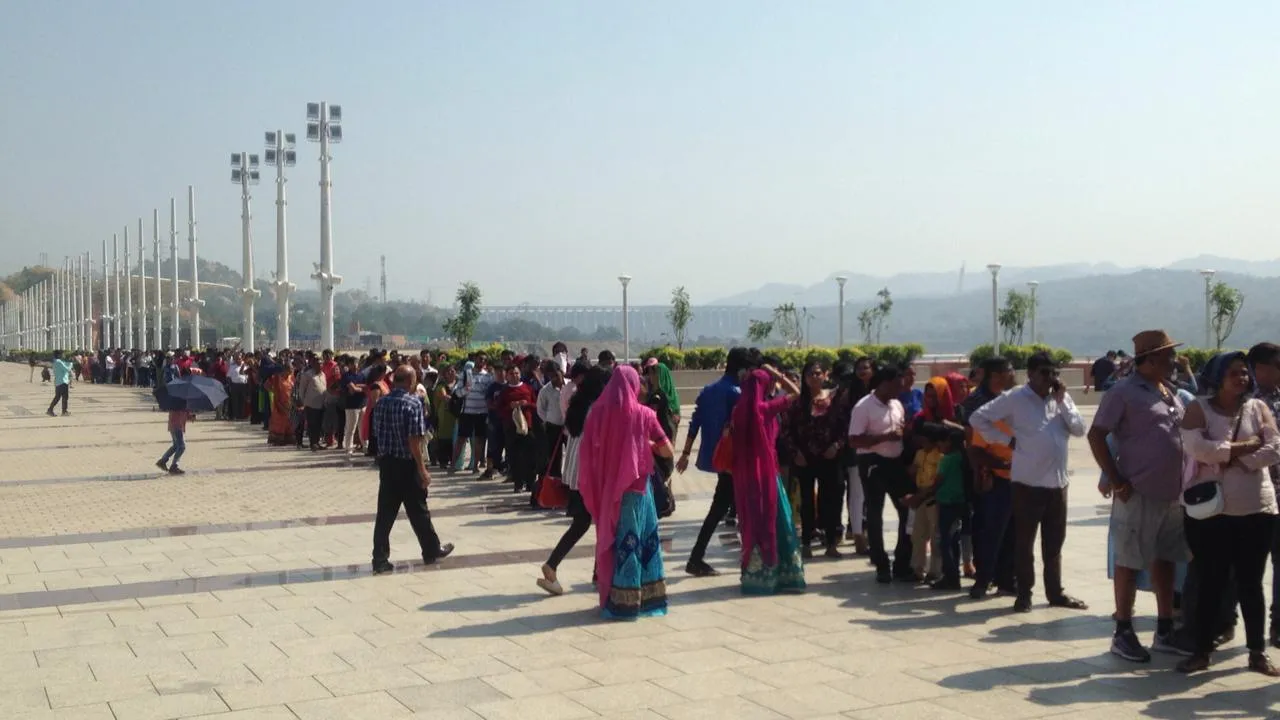 કેવડીયા ખાતે સ્ટેચ્ય ઓફ યુનિટીની મુલાકાત માટે પ્રવાસીઓનો ભારે ઘસારો