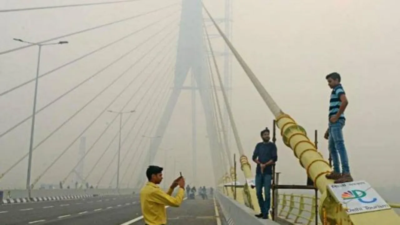 દિલ્હીના સિગ્નેચર બ્રિજ પર સેલ્ફીના ચક્કરમાં બે યુવાનોએ ગુમાવ્યા જીવ