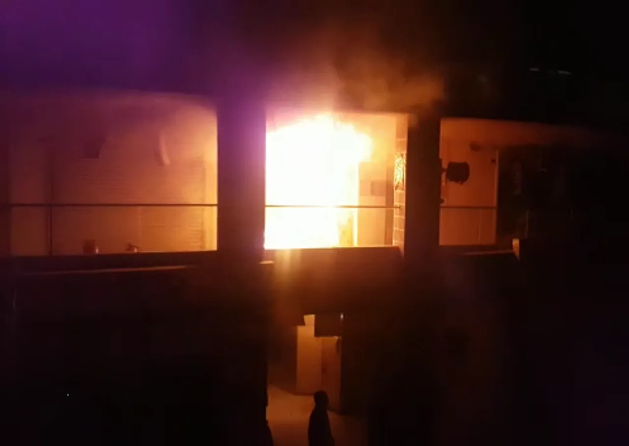 સુરત : વેસુના VIP રોડ પર આવેલ આગમ આર્કેડની એક દુકાનમાં લાગી આગ 