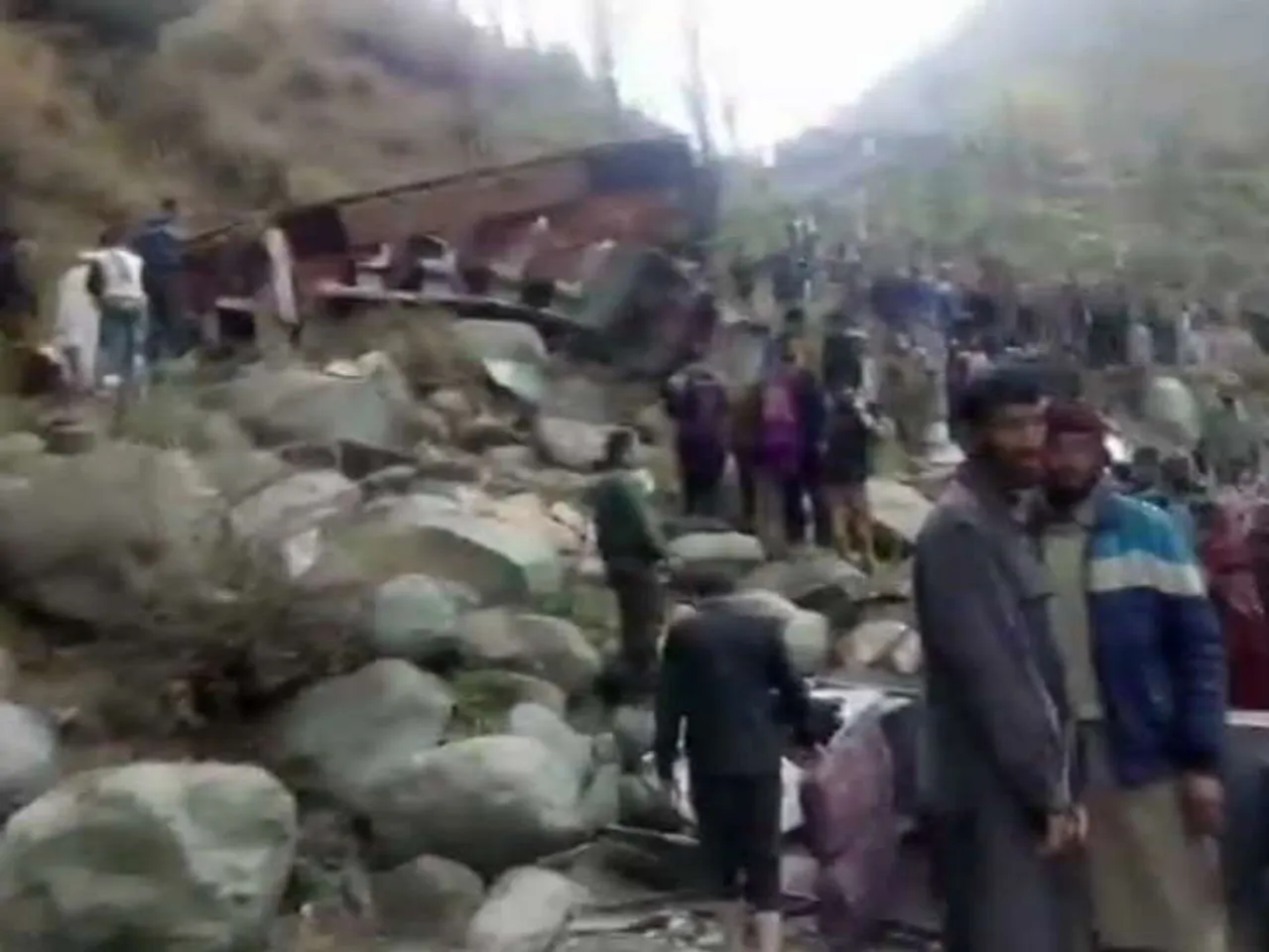 જમ્મુ-કાશ્મીરના પુંચમાં બસ 100 મીટર ઉંડી ફીણમાં ખાબકી, 11નાં મોત